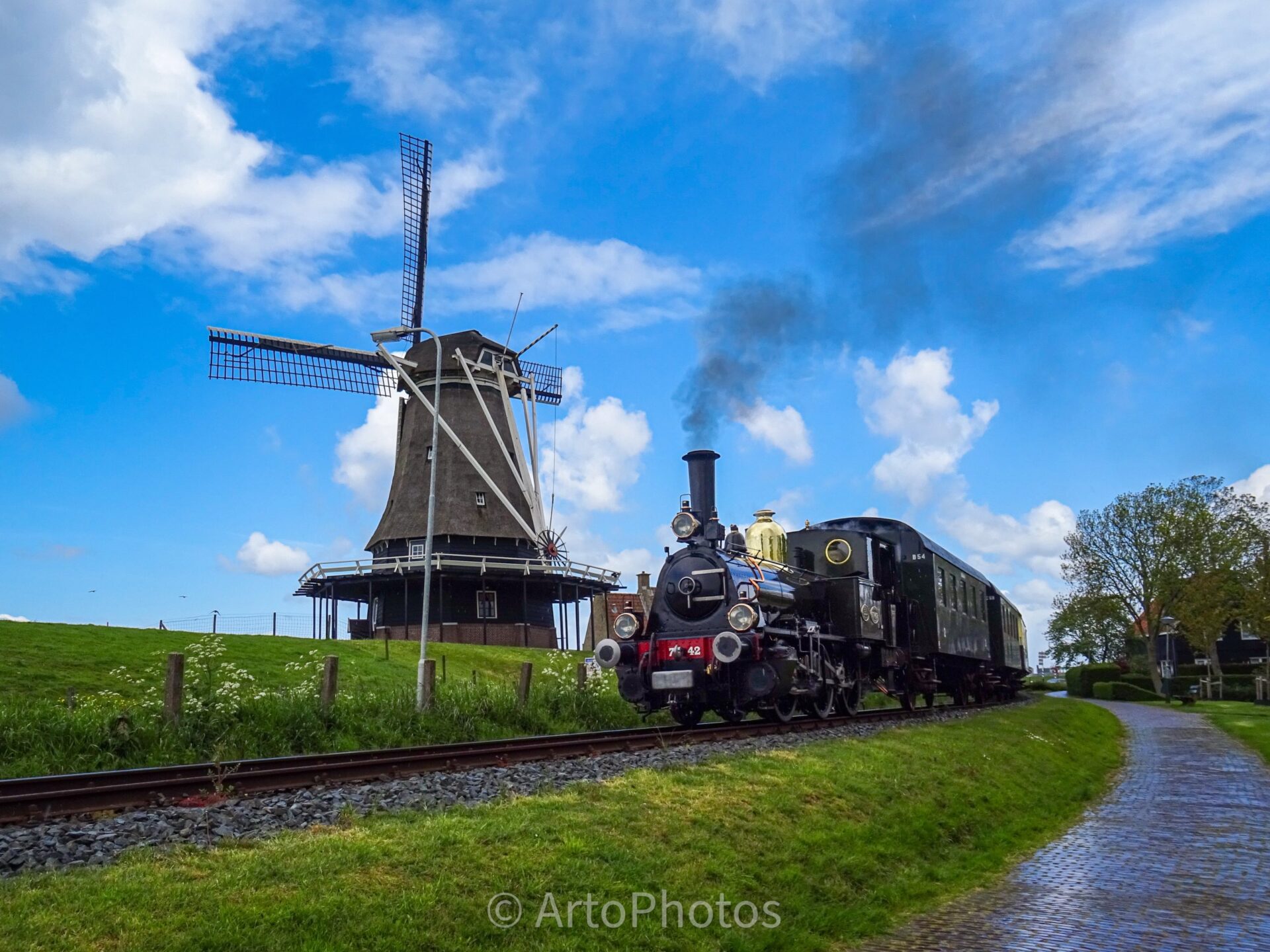 steam locomotive with windmill #058